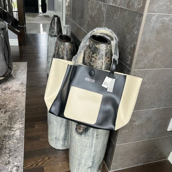 Brand new with tags large 12 x 19“ Kenneth Cole, black cream, tote bag, faux - Picture 6 of 12